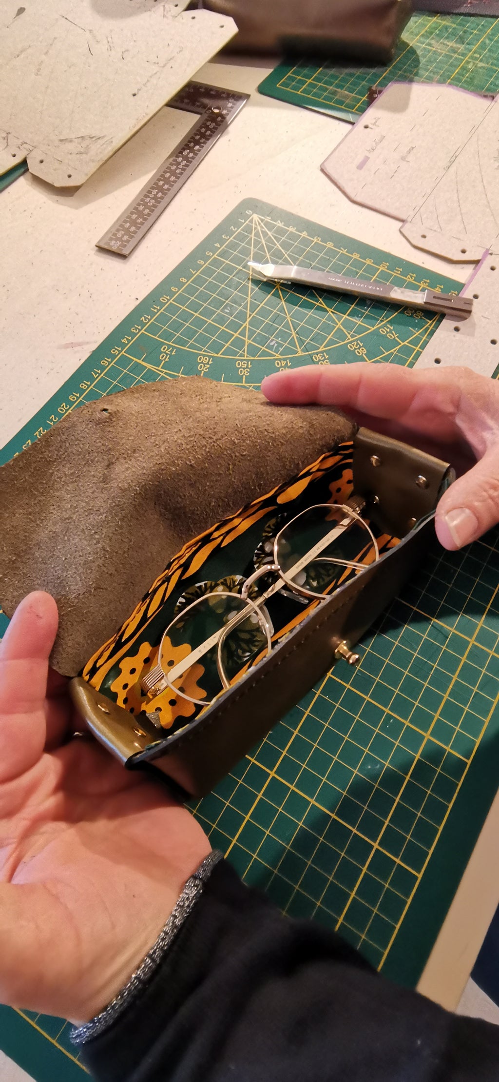 Fabriquer votre étui à lunettes en cuir